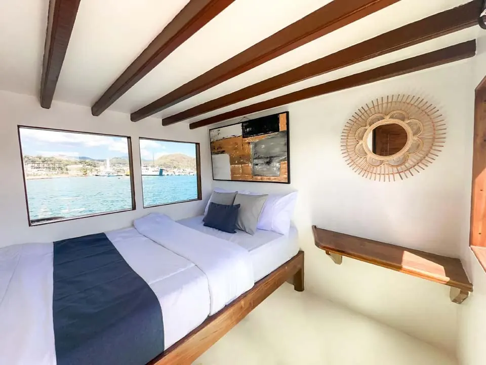 North Blue Master Room with a double bed and two sea windows