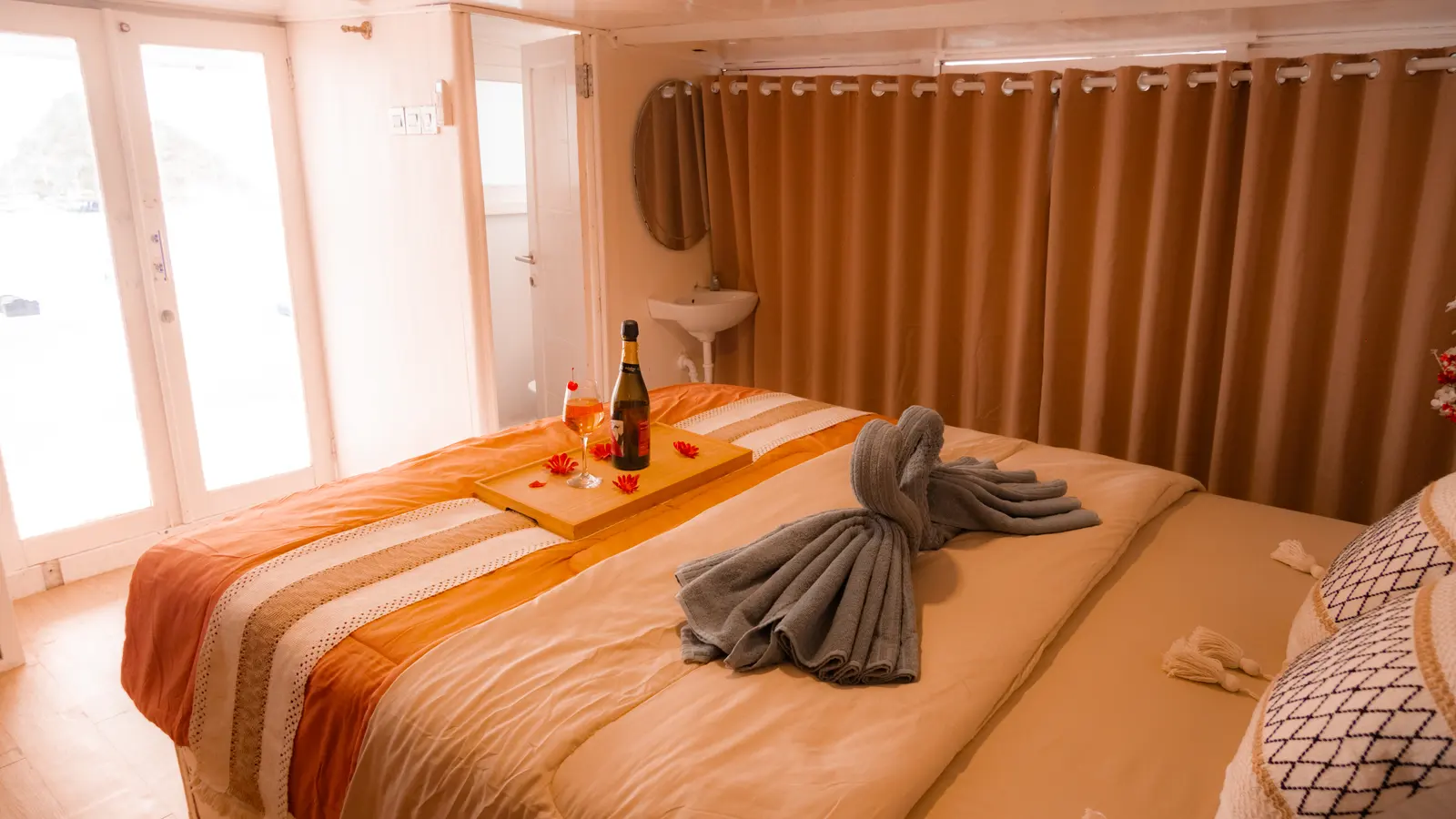 Master Cabin Poseidon dengan pintu kaca ke balkon di samping ranjang