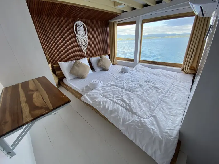 Master Cabin Sea View Gajah Putih di dek atas, jendela lebar ke laut