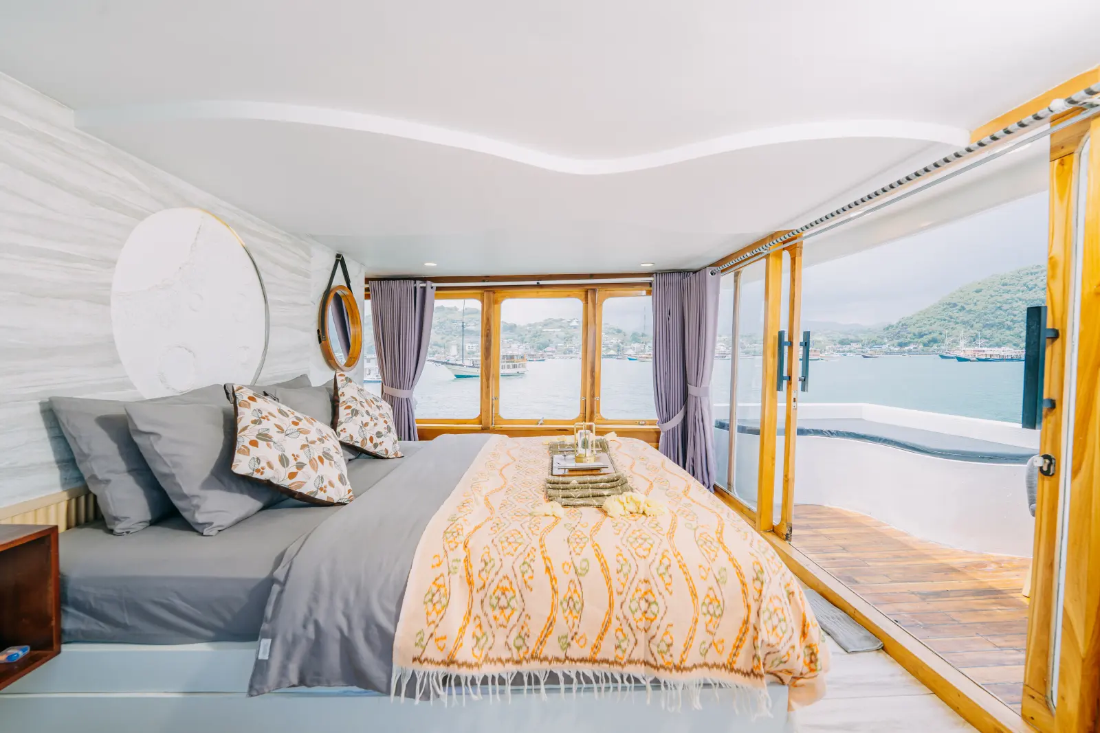 Moon Cabin Semesta Voyages