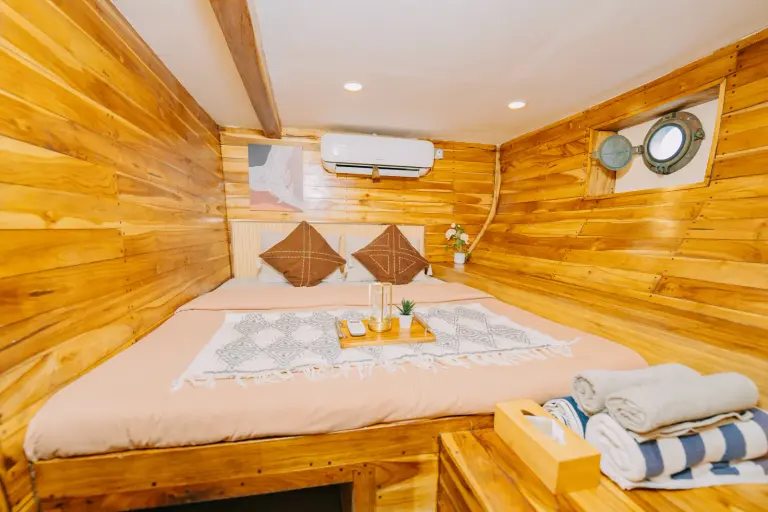 Kamar Pluto Cabin, ber-AC, kamar mandi dalam, 2 tamu di Kapal Semesta Voyages, Deluxe Suite