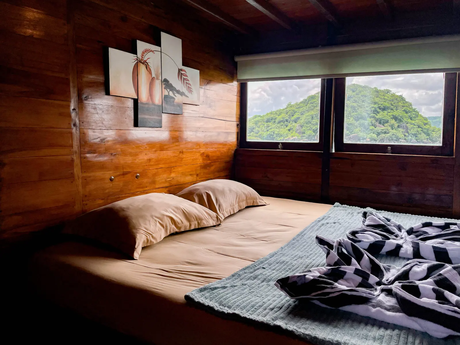 Private Room 1 Capt Octopus, kasur double dengan jendela lebar menghadap bukit