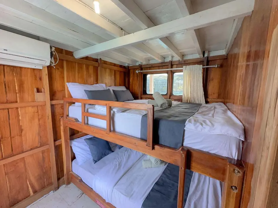 Sharing Room Private Bathroom North Blue Liveaboard