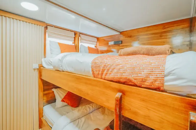 Sharing Cabin Segara dengan ranjang susun untuk empat tamu