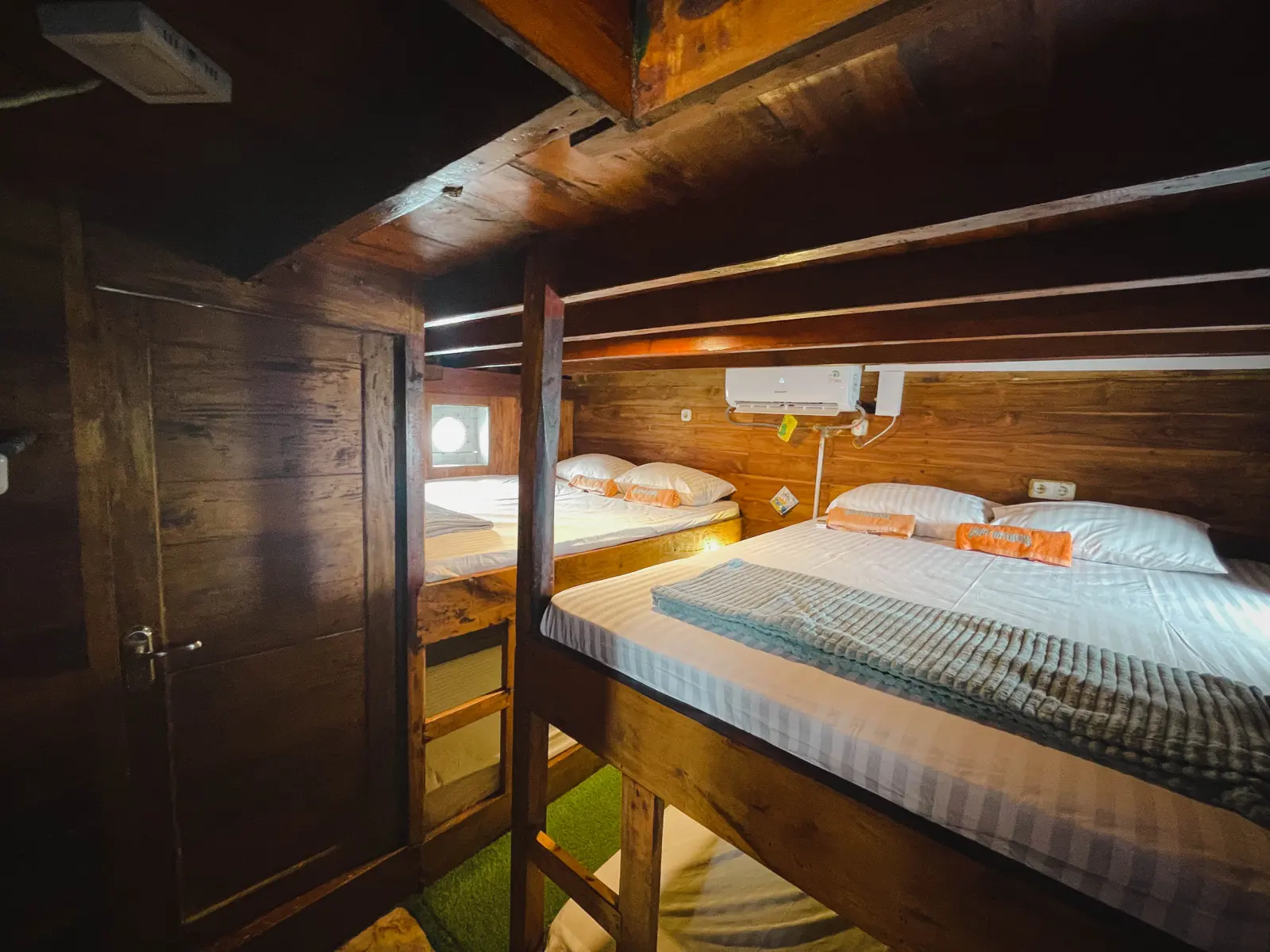 Sharing Room Capt Octopus di dek bawah dengan kasur bertingkat