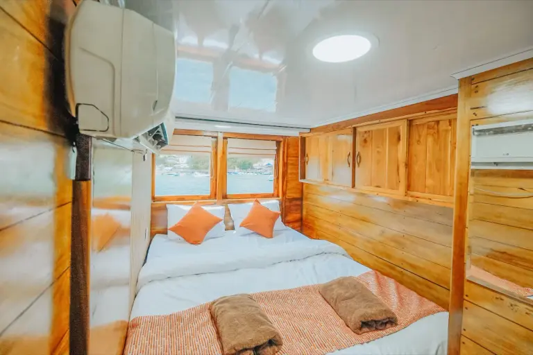 Standard Cabin Segara di dek utama, ranjang double di bawah jendela