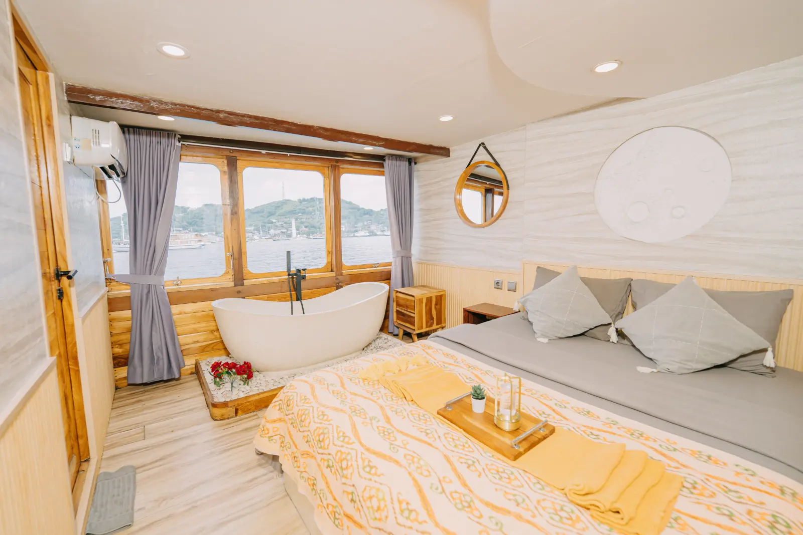 Sun Cabin Semesta Voyages
