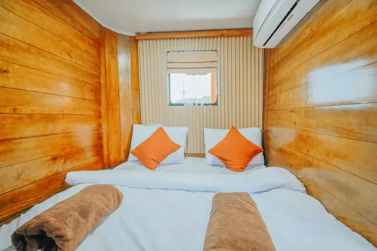 Superior Cabin Segara di dek utama, ranjang double berdinding kayu dengan AC