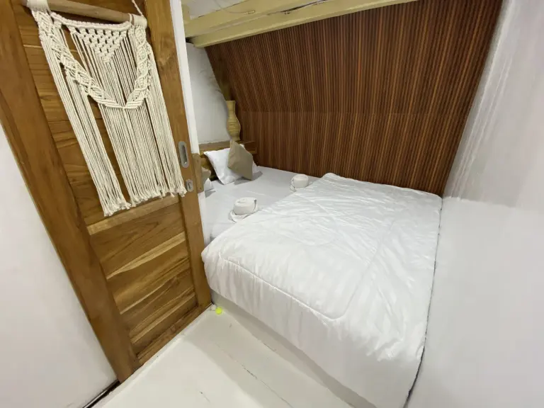 Superior Cabin Gajah Putih di dek bawah, kasur double dengan dinding kayu