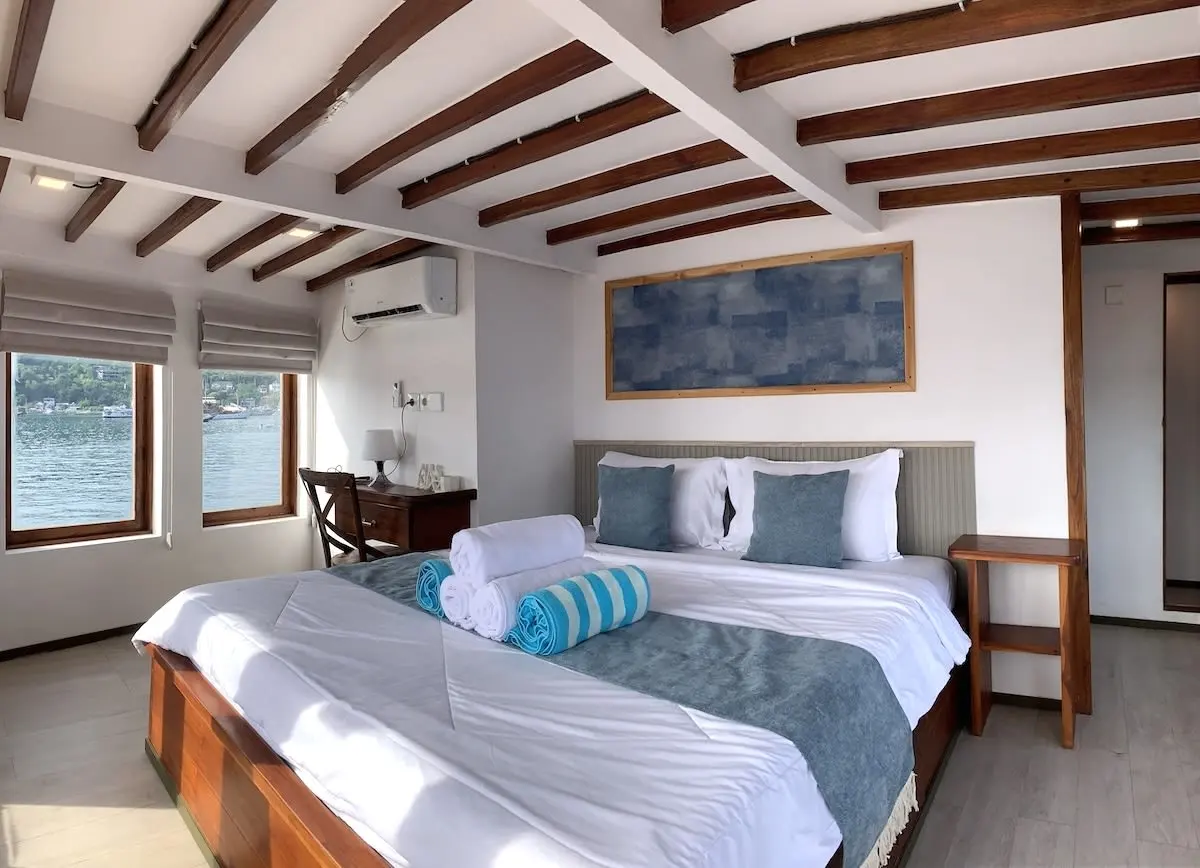 Tangkuban Parahu cabin on Leticia with a king bed and windows