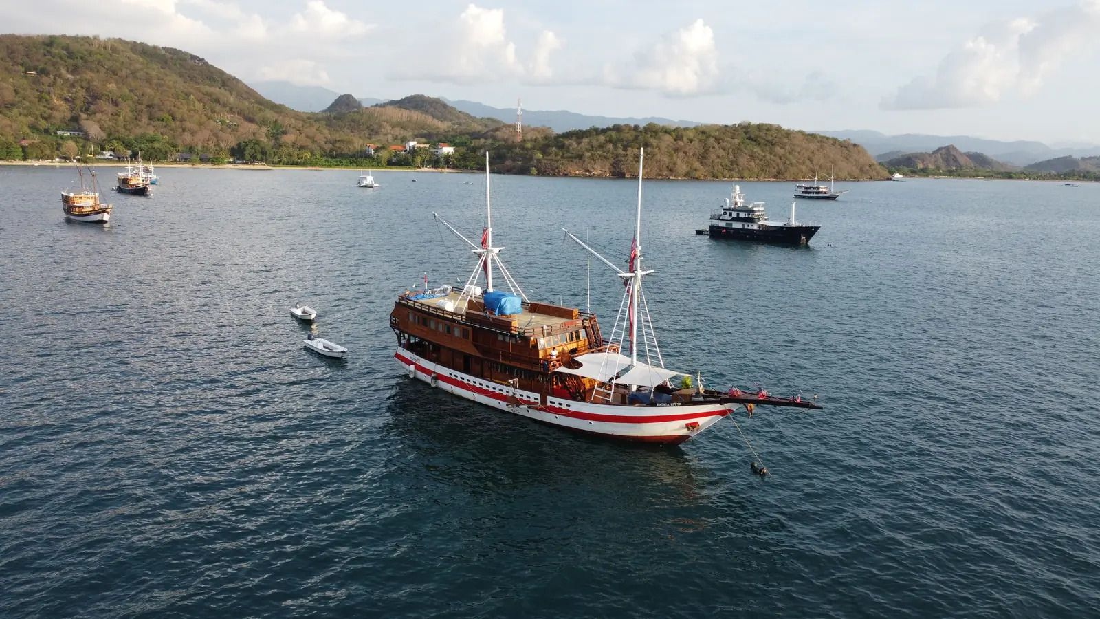 Sea Familia II berlabuh di perairan Labuan Bajo