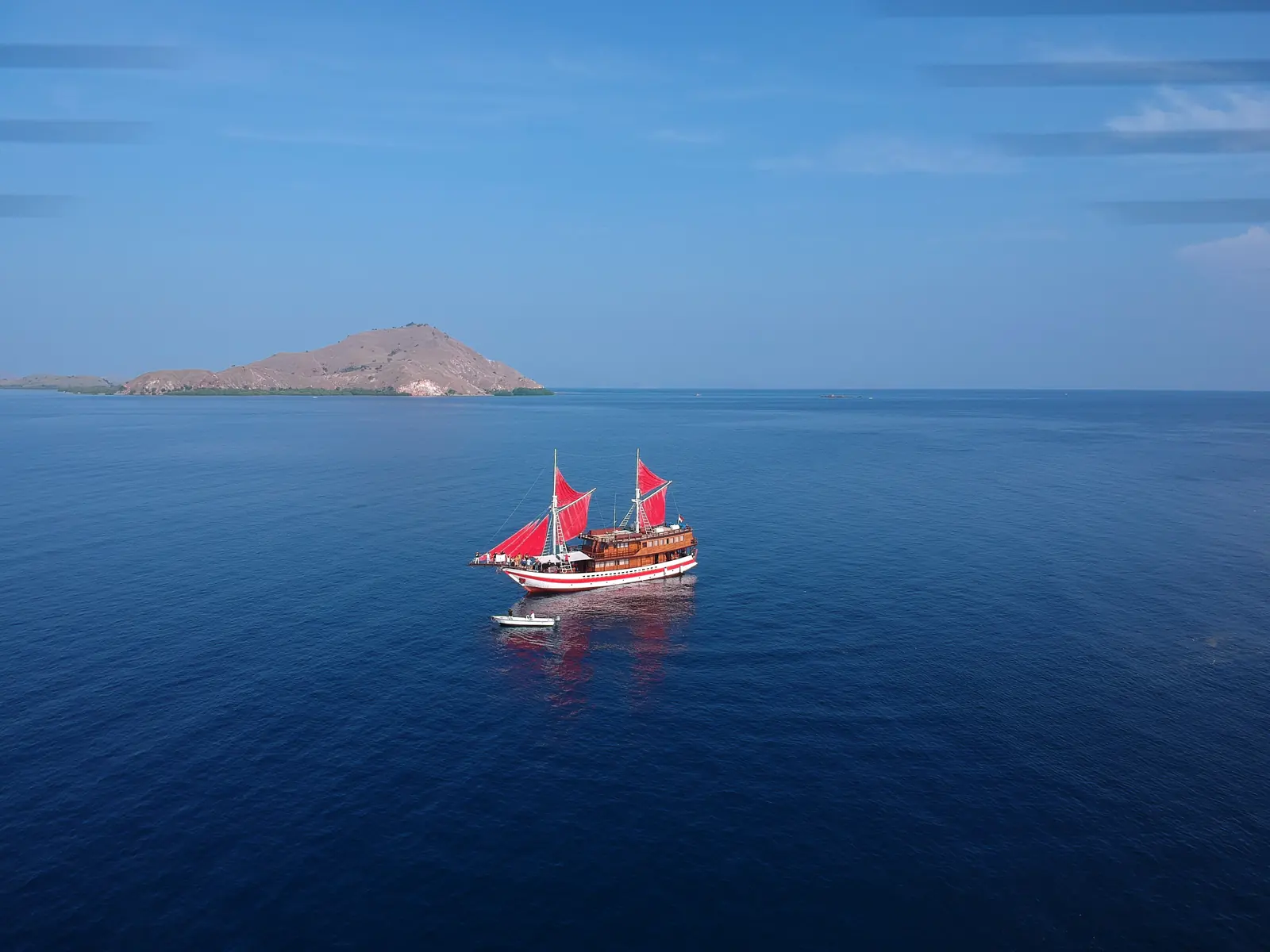 Sea Familia II di laut lepas dekat pulau kecil Komodo