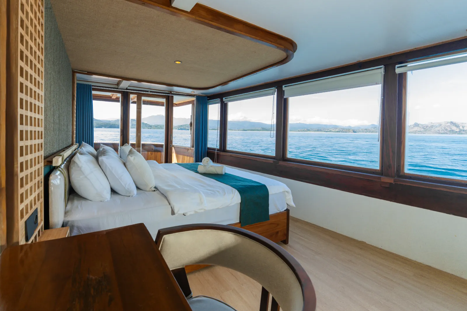 Signature 180 cabin on the main deck, double bed with sea windows on two sides