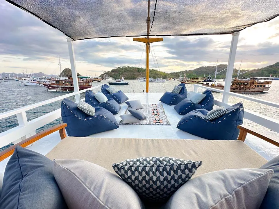 Kasur jemur dan beanbag di dek atas North Blue menghadap pelabuhan Labuan Bajo