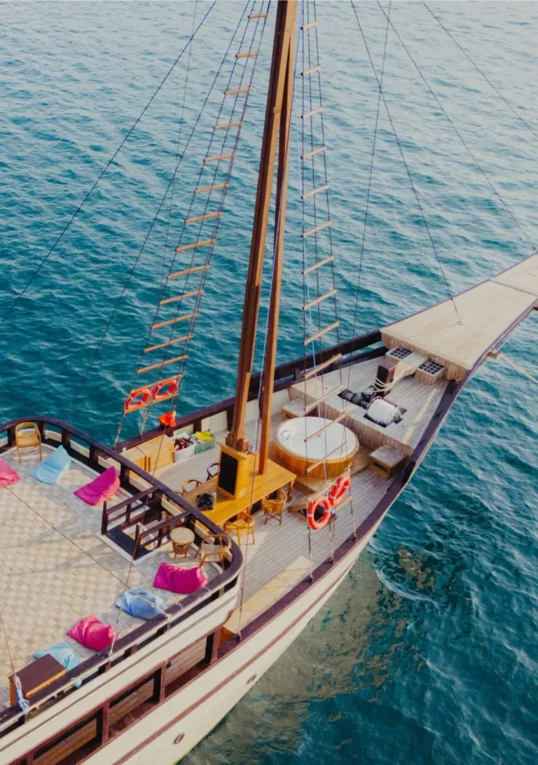 Kapal Alfathran 3 dari udara, kapal open trip Labuan Bajo ke Lombok