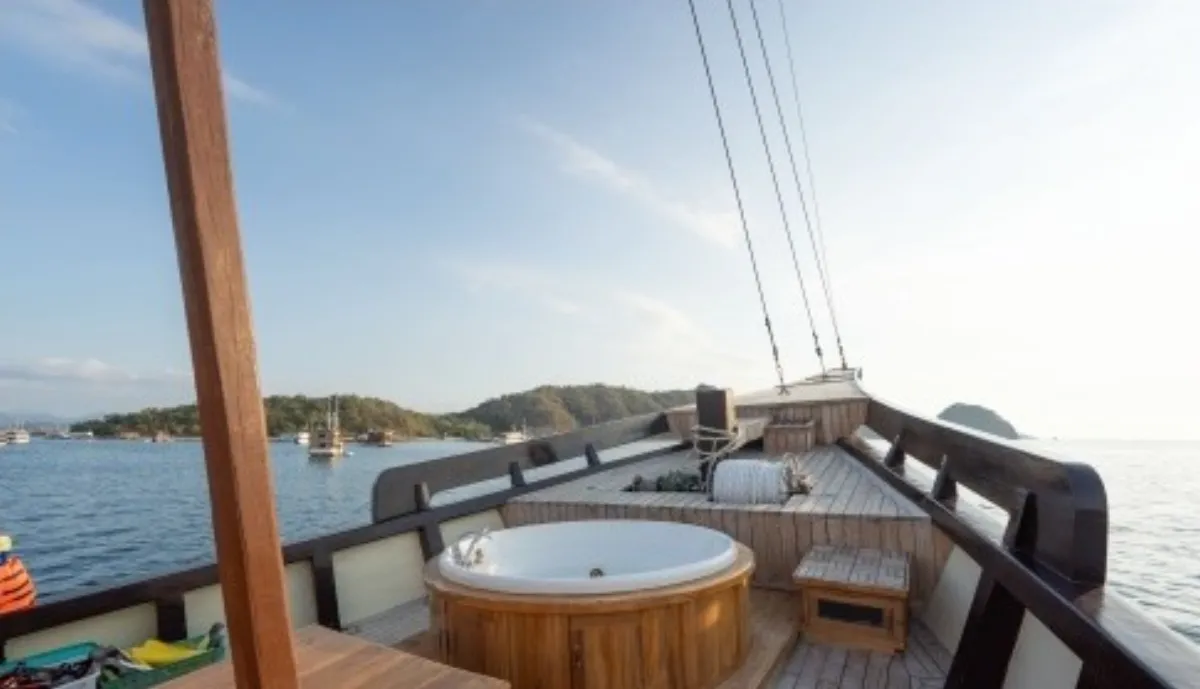 Sundeck Alfathran 3 dengan jacuzzi menghadap laut