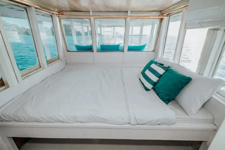 Private Cabin 270' Sea View Sabira, double bed dikelilingi jendela