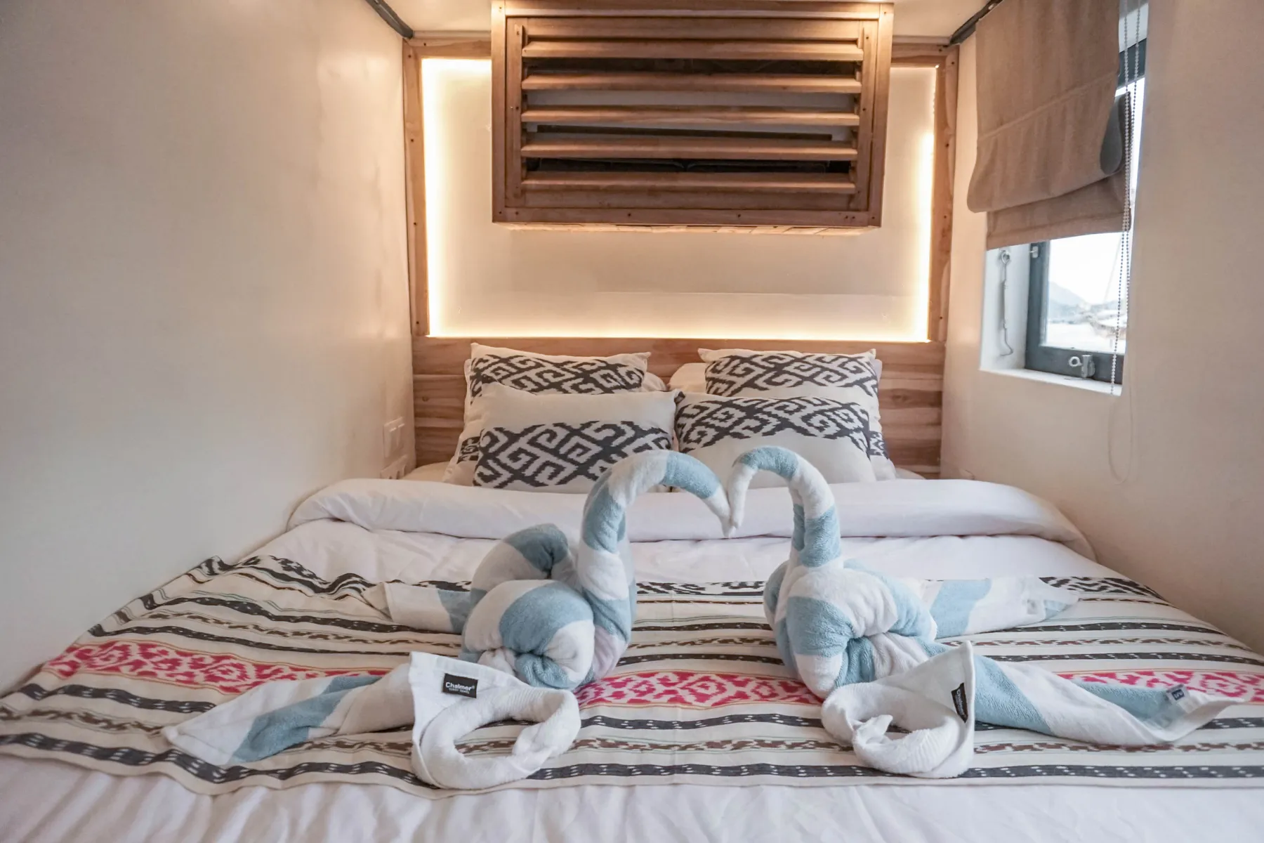 Sea Familia I Turtle Cabin with a backlit wooden headboard