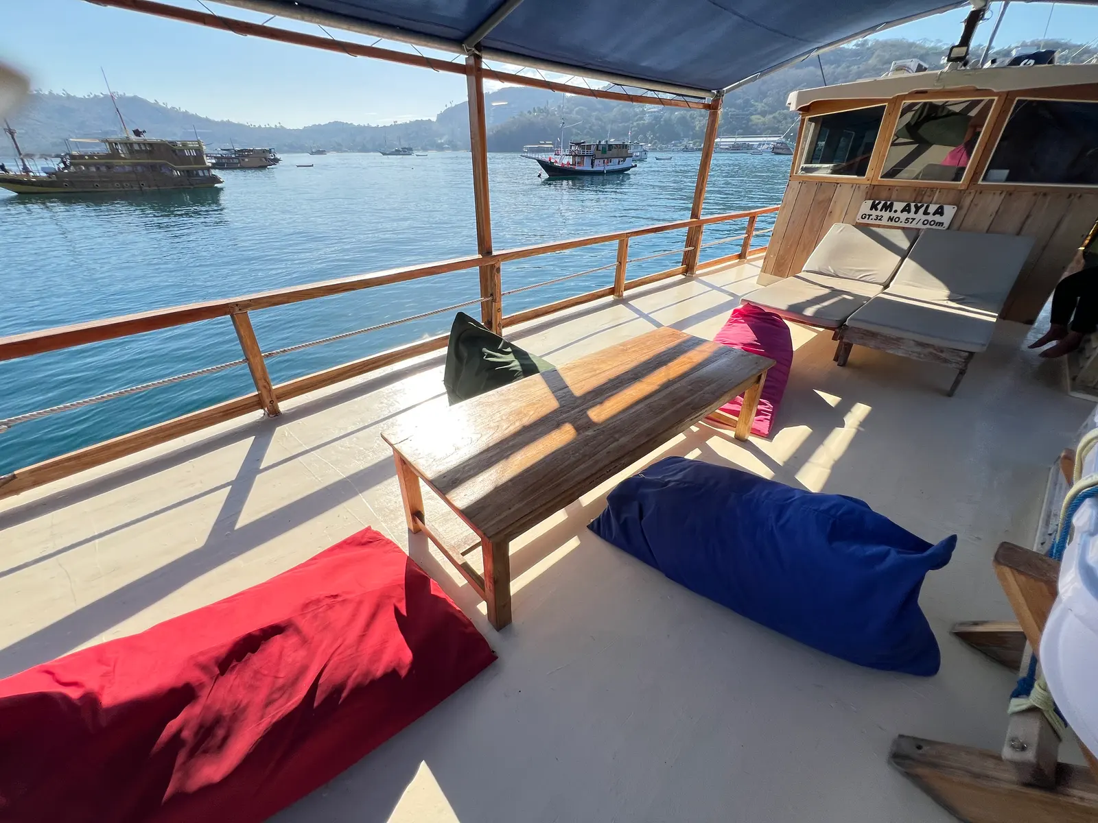 Sundeck Ayla dengan bean bag dan bangku kayu menghadap teluk