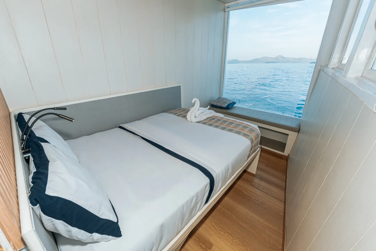 Deluxe Panoramic Room Banda di dek utama, ranjang double menghadap jendela laut lebar