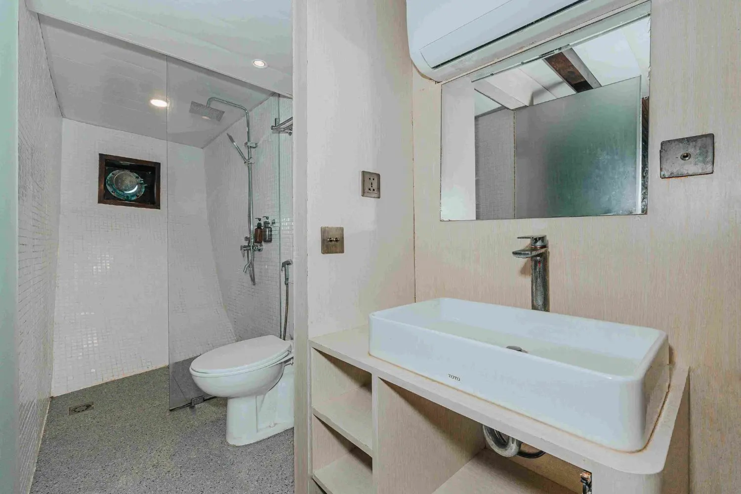 Tara, Kapal Deluxe (foto 2)